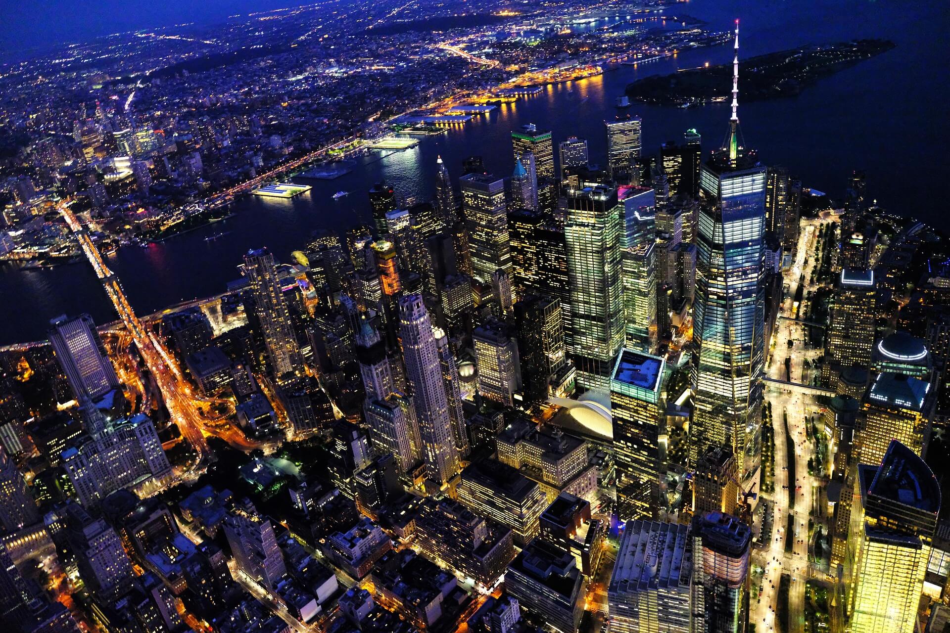 Foto de uma cidade toda iluminada sugerindo alta demanda por energia elétrica