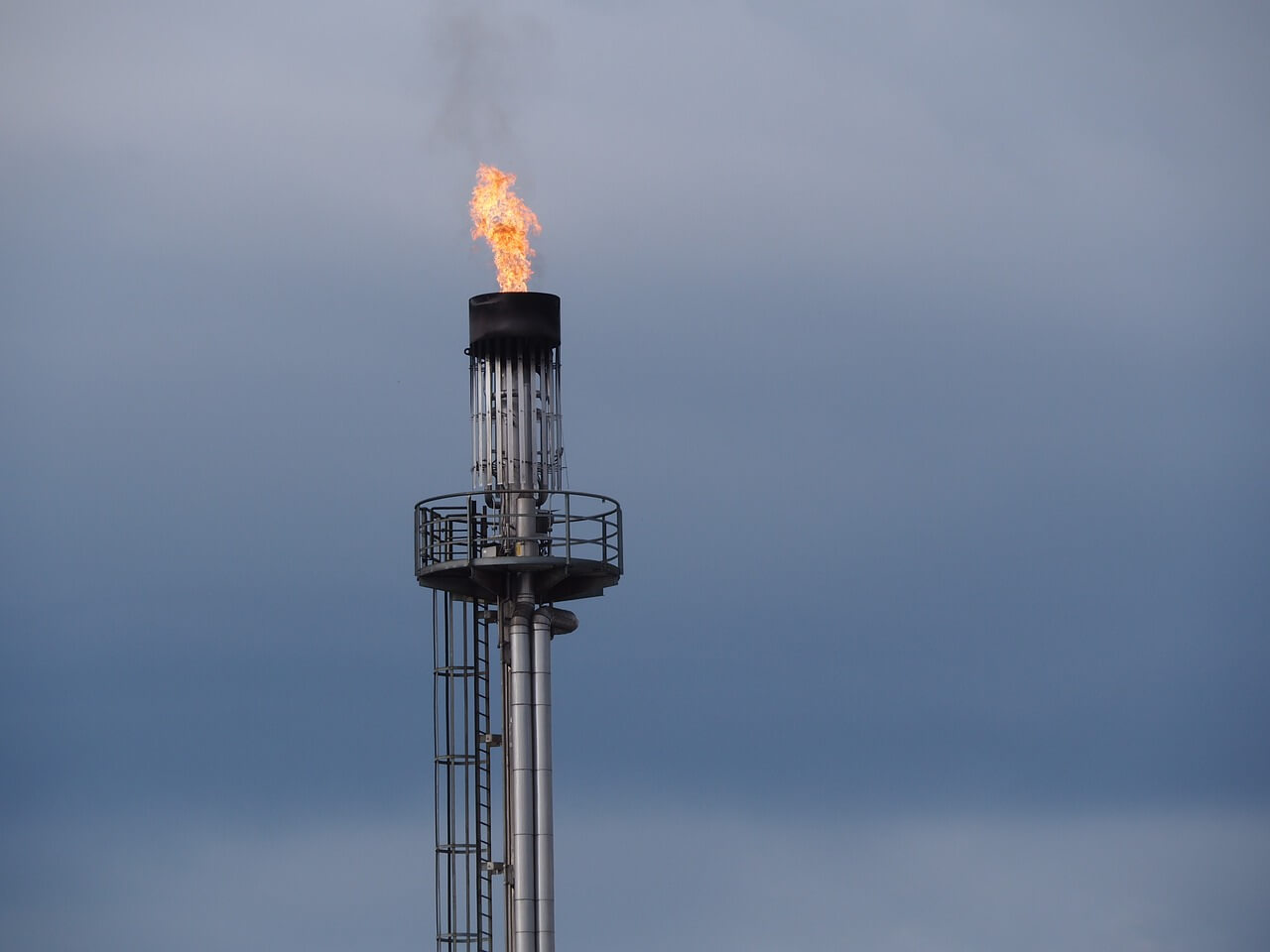 Torre queimando gás natural renovável como combustível