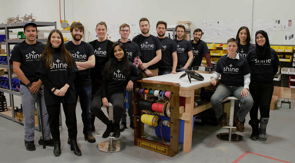 Foto da equipe que criou a turbina eólica portátil que cabe em sua mochila