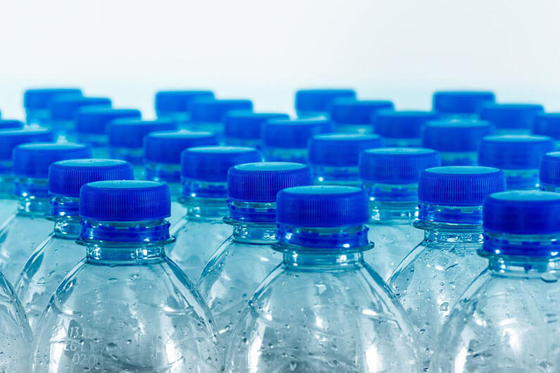 Imagem de garrafas de água feitas de plástico pet para ilustrar artigo cujo título diz que enzima de ação rápida decompõe plásticos em apenas 24 horas.