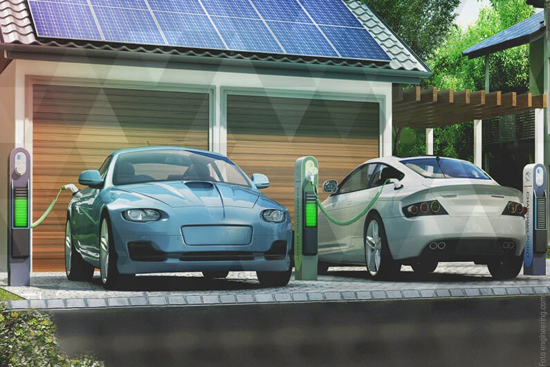 Foto de dois veículos elétricos sendo carregados na garagem de uma residência para ilustrar o artigo sobre se é possível alimentar uma casa com a energia de um carro elétrico