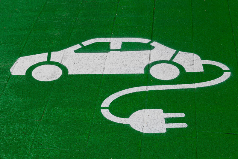 Imagem de um veículo elétrico pintado no chão para ilustrar o artigo cujo título é uma pergunta: as baterias de veículos elétricos podem ser recicladas? Foto: Michael Marais/Unsplash