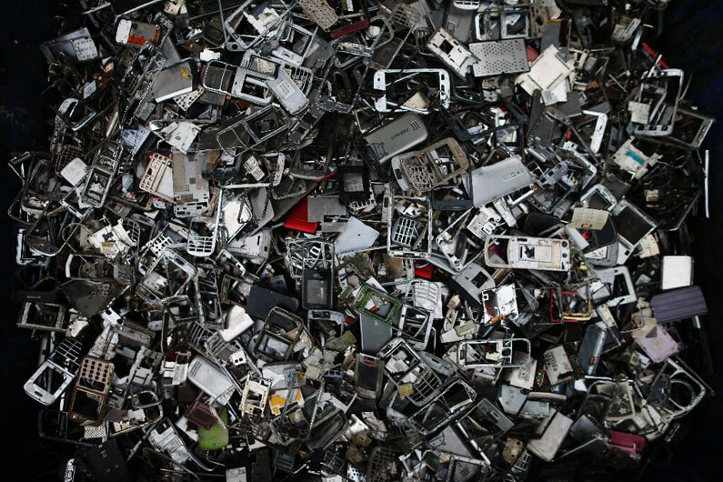 Imagem de vários aparelhos obsoletos de celular para ilustrar que 5 bilhões de celulares se tornarão lixo em 2022. Foto reprodução.