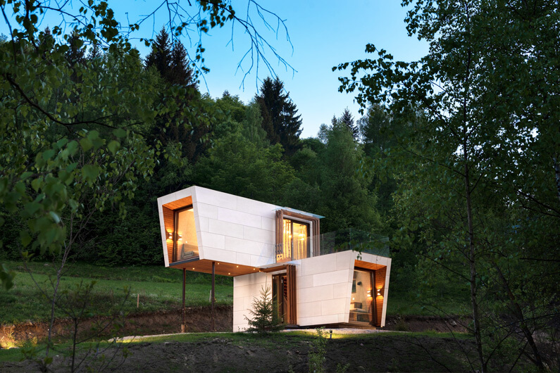 Foto de uma pequena casa de dois andares sugere a simplicidade e liberdade da arquitetura minimalista, criativa e inovadora. Foto: Cabini/divulgação