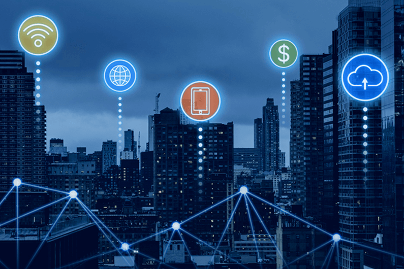 Foto de prédios de uma cidade sendo subrepostos por ícones de tecnologias inteligentes para ilustrar como proteger os dados das pessoas em cidades inteligentes. Foto: Rawpixel-Freepik.