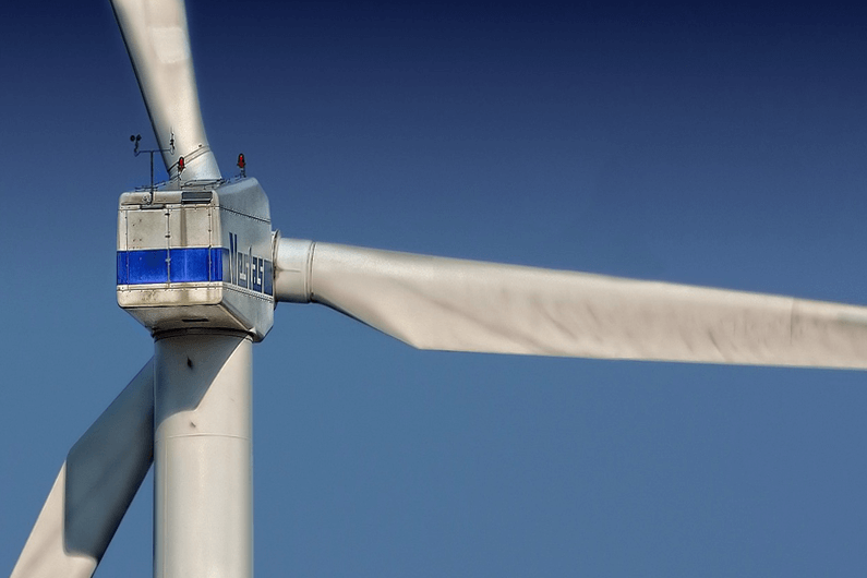 Imagem de uma turbina eólica para ilustrar que as turbinas eólicas já alcançam alturas de arranha-céus. Foto: Peter Dargatz/Pixabay