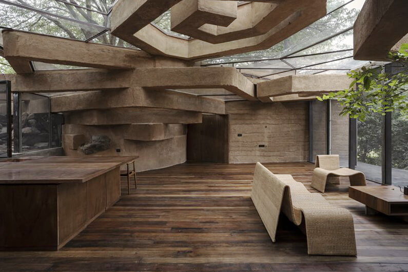Foto da sala de uma casa para ilustrar que alguns arquitetos usam lama e garrafas PET para criar uma casa notável.