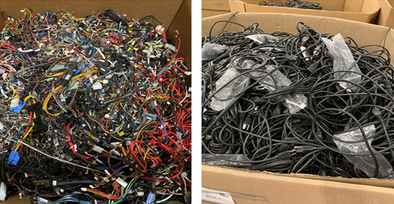 Caixas cheias de cabos e conectores de aparelhos eletrônicos para ilustrar que reciclar lixo eletrônico é uma oportunidade econômica enorme
