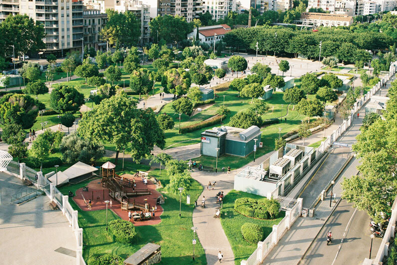Imagem aérea de um parque urbano cheio de árvores para ilustrar que cidades mais verdes podem reduzir 25% das mortes prematuras.