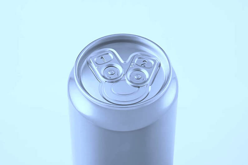 Foto da lata de cerveja com duas abas fechadas para ilustrar que lata de cerveja com aba dupla faz a espuma perfeita.