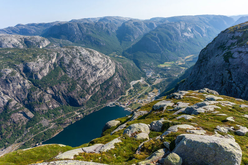 Imagem de um lago rodeado de montanhas rochosas na cidade de Rogaland, na Noruega, para ilustrar que enorme descoberta de fosfato pode mudar a indústria de EVs.