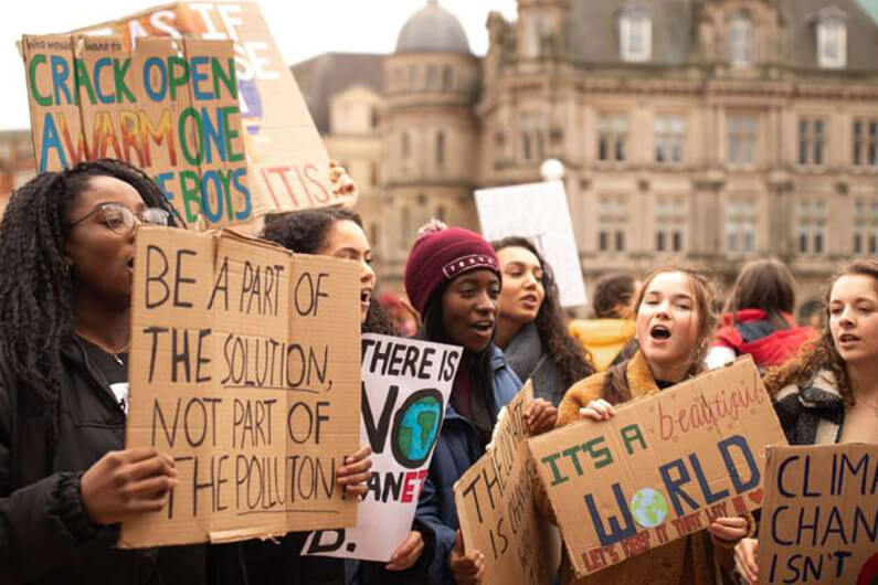 Imagem de mulheres bem jovens fazendo uma passeata e segurando cartazes de papelão com os dizeres "there's no planet b" que servem de ilustração para o artigo abordando que as Gerações Y e Z têm maiores taxas de preocupação climática.