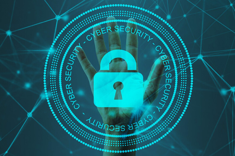 Imagem da palma de uma mão atrás da imagem de um cadeado com a frase "cyber security" em forma de círculo ilustra artigo sobre as 7 tendências que podem moldar o futuro da cibersegurança.