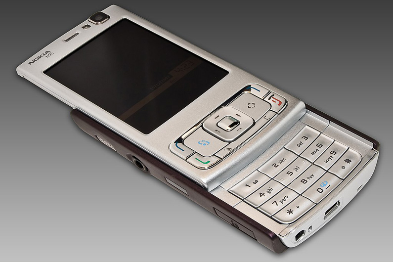 Imagem de um celular Nokia N95 sobre um fundo acinzentado para ilustrar que as empresas fabricantes de celular podem ser mais sustentáveis.