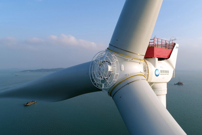 Imagem de uma turbina eólica com o mar ao fundo para ilustrar o post cujo título diz que uma nova turbina eólica estará entre as maiores máquinas da história.