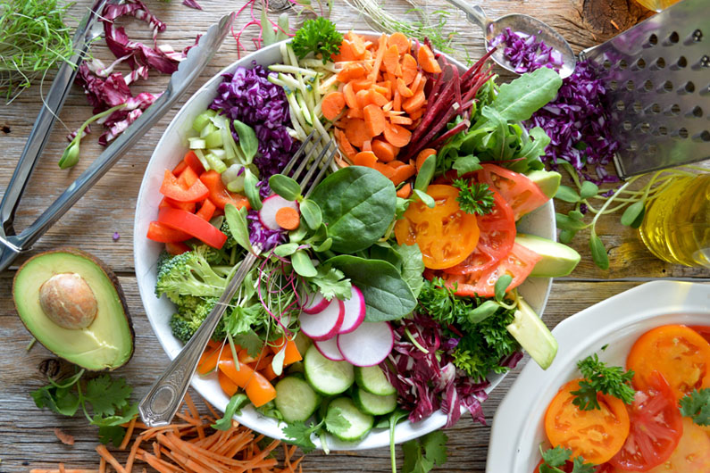 Imagem de um prato cheio de legumes e verduras ilustra artigo cujo título diz que um estudo raro de Stanford afirma que dieta vegana melhora a saúde.