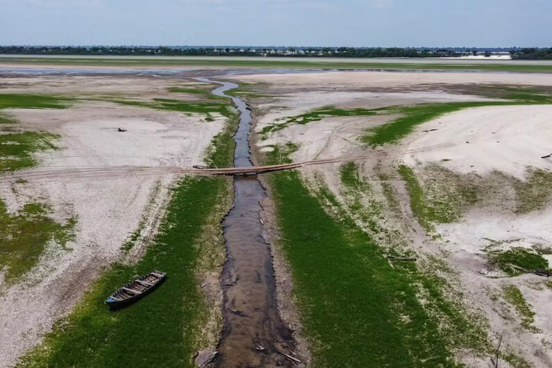 Imagem de um rio bem raso e estreito ilustra o post cujo título diz que seca histórica na Amazônia ameaça liberar o carbono estocado