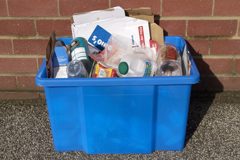 Imagem de uma caixa plástica azul contendo embalagens plásticas e de papelão ilustra o post cujo título diz que há 40 anos já se sabe que o reciclo de plásticos não funciona.