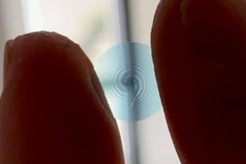 Imagem de uma lente de contato com design em espiral para ilustrar post cujo título diz que as lentes espirais podem nos ajudar a ver mais claro e mais longe.