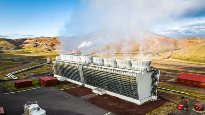 Imagem da Central Elétrica Krafla, na Islândia, ilustra o post cujo título diz que perfurar o magma para obter energia geotérmica é um risco alto.